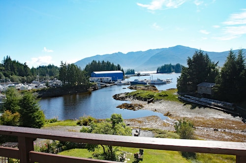 Seaside Garden House Located Near The Marina.