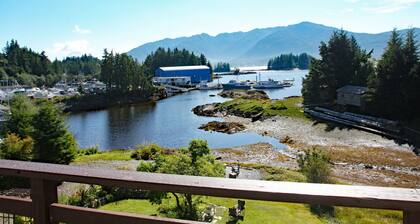 Seaside Garden House Located Near The Marina.