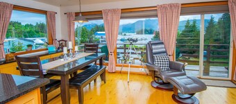 Seaside Garden House Located Near The Marina.