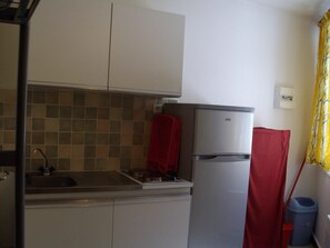 Een koelkast, een microgolfoven, een koffiezetapparaat/waterkoker