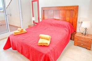 3 slaapkamers, een strijkplank/strijkijzer, internet, beddengoed