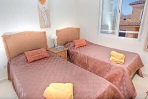 3 slaapkamers, een strijkplank/strijkijzer, internet, beddengoed