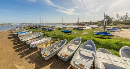 Moderni neljän makuuhuoneen omakotitalo, joka sijaitsee loistavalla paikalla.