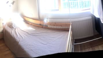 4 makuuhuonetta, työpöytÀ, silitysrauta/-lauta, ilmainen Wi-Fi