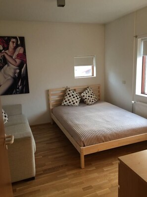 4 bedrooms, desk, iron/ironing board, free WiFi