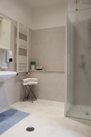 Douche, sèche-cheveux, bidet, serviettes fournies