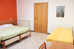 1 Schlafzimmer, Reisekinderbett, kostenloses WLAN, Bettwäsche
