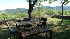 Outdoor dining - PICCOLO BORGO in EXCLUSIVE in the green, Colline del Trasimeno - OCTOBER OFFERS (Lisciano Niccone)