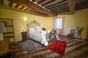 21 bedrooms, WiFi, bed sheets - PICCOLO BORGO in EXCLUSIVE in the green, Colline del Trasimeno - OCTOBER OFFERS (Lisciano Niccone)