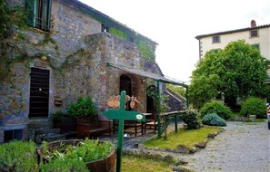 Outdoor dining - PICCOLO BORGO in EXCLUSIVE in the green, Colline del Trasimeno - OCTOBER OFFERS (Lisciano Niccone)