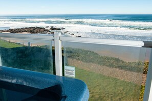 Property grounds - Promo! Beautiful Oceanfront Condo - Private Hot Tub, WiFi, HDTV & Indoor Pool (Lincoln City)
