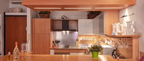 Frigorifero, microonde, forno, piano cottura
