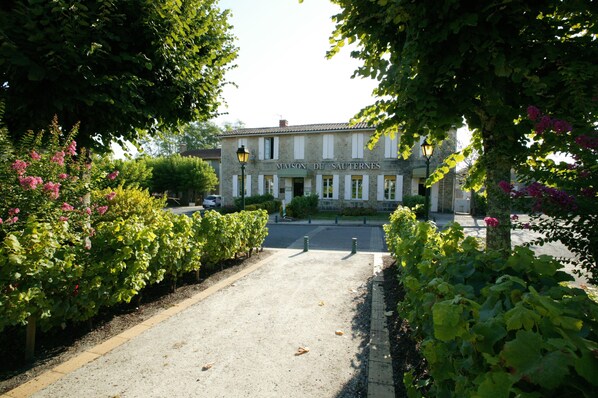 Exterior - Family house on a Bordeaux winery, overlooking a garden with century old trees (Saint Caprais de Bordeaux)