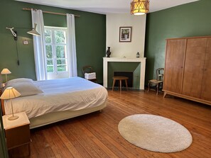 3 bedrooms, iron/ironing board, travel cot, free WiFi - Family house on a Bordeaux winery, overlooking a garden with century old trees (Saint Caprais de Bordeaux)