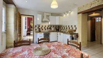 3 habitaciones, tabla de planchar con plancha y cuna de viaje