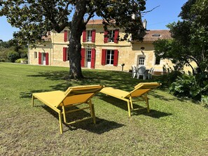 Property grounds - Family house on a Bordeaux winery, overlooking a garden with century old trees (Saint Caprais de Bordeaux)