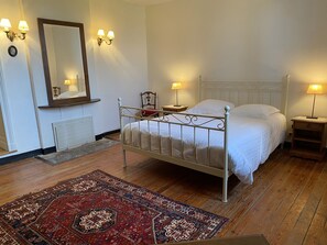 3 habitaciones, tabla de planchar con plancha y cuna de viaje