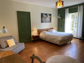 3 habitaciones, tabla de planchar con plancha y cuna de viaje 
