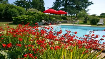 Una piscina al aire libre, una piscina climatizada
