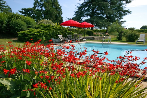 Een buitenzwembad, een verwarmd zwembad