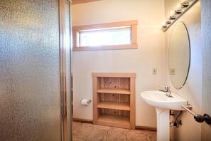 Ducha, secador de pelo, toallas y jabón