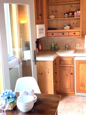 Kühlschrank, Mikrowelle, Wasserkocher mit Kaffee-/Teezubehör