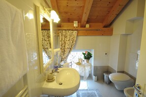 Shower, hair dryer, bidet, towels - Let yourself be pampered. (Feltre)