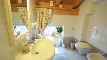 Dusche, Haartrockner, Bidet, HandtĂŒcher