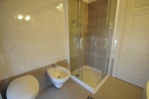 Dusche, Haartrockner, Bidet, Handtücher