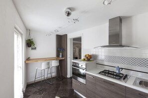 Fridge, oven, stovetop, dishwasher