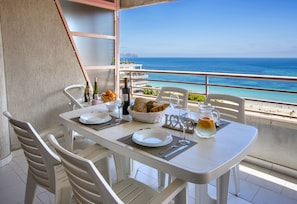 Outdoor dining - FRONTLINE APARTMENT WITH BIG TERRACE AND BEATIFULL SEA VIEWS (Calpe)