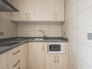 Køleskab, mikrobølgeovn, kaffe-/temaskine, brødrister