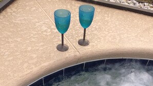 Ein Whirlpool mit zwei blauen Gläsern am Rand.