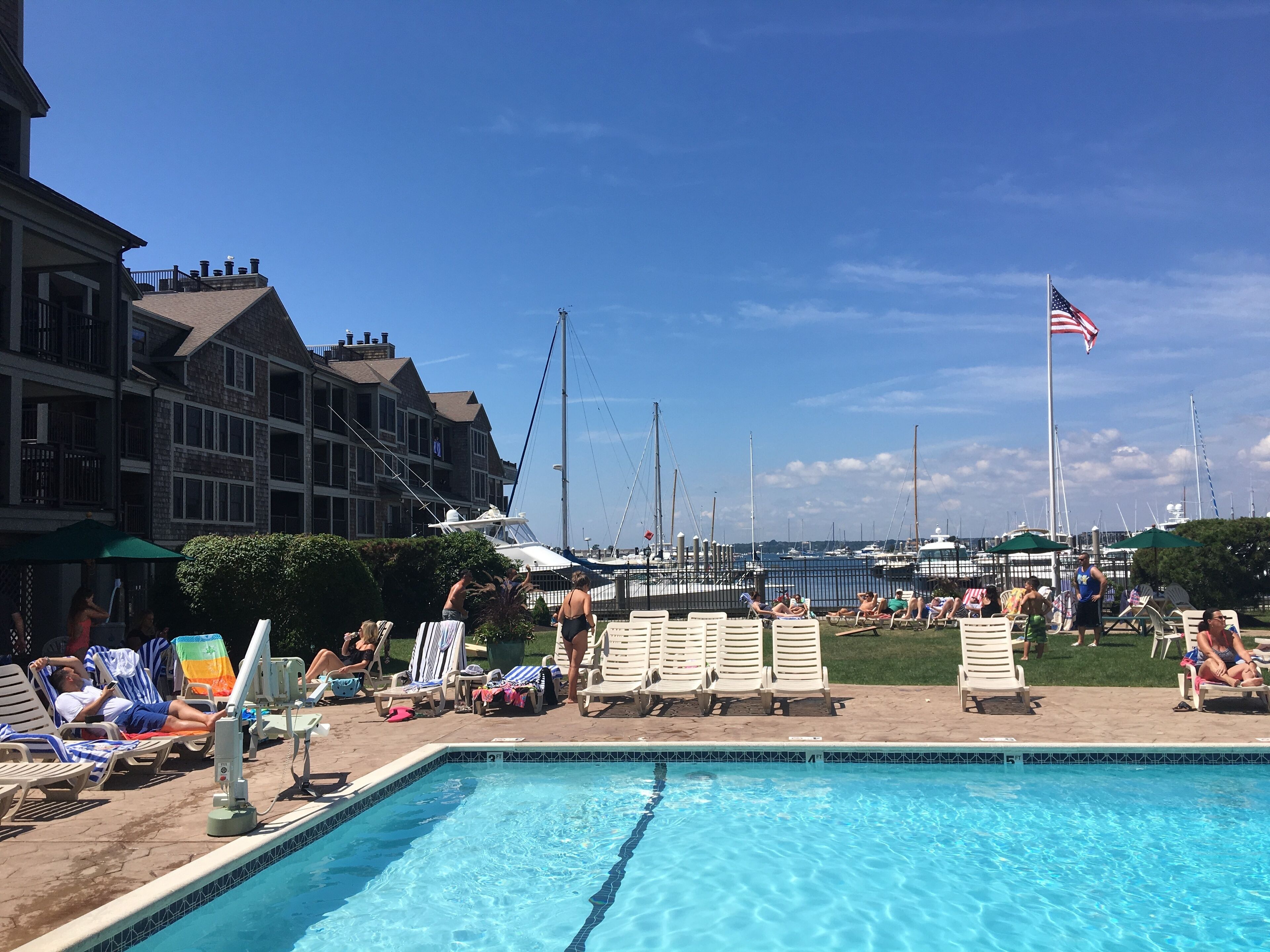 Newport Onshore - Thames St waterfront!  Central location to harbor attractions.