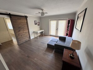 Smart TV, libros y oficina 