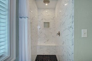 Combined shower/bathtub, towels - 🌞Oceanfront rooftop getaway 🏖️Steps to sand 🐶Dog Friendly⚡️EV charger (North Topsail Beach)