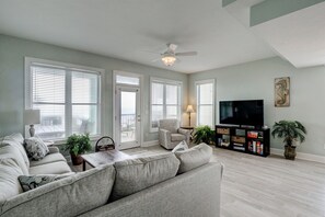 Smart TV, chimenea, libros y estéreo 