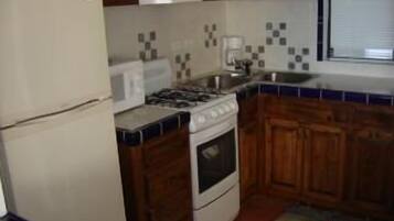 Fridge, oven, stovetop, coffee/tea maker