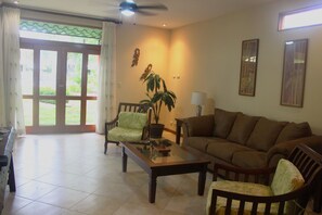 Smart TV, tavolo da ping pong, libri