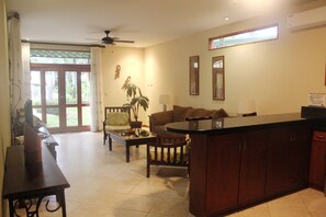 Smart-TV, Tischtennisplatte, Bücher