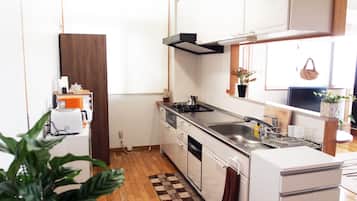 Villa | Cocineta privada | Refrigerador, microondas, parrilla de estufa y lavavajillas