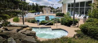 Great Ski Location. Ski in and out of slopes steps away from Ballhooter lift...