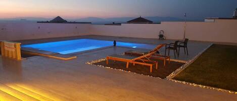 حمّام سباحة خارجي