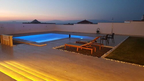 Villa exclusive à Tanger, vue sur la mer, piscine privée et accès à la plage 