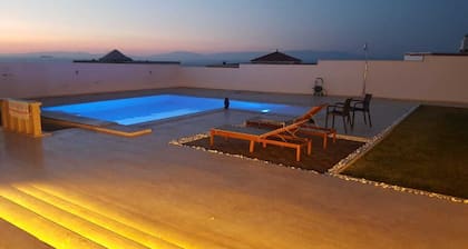 Villa exclusive à Tanger, vue sur la mer, piscine privée et accÚs à la plage