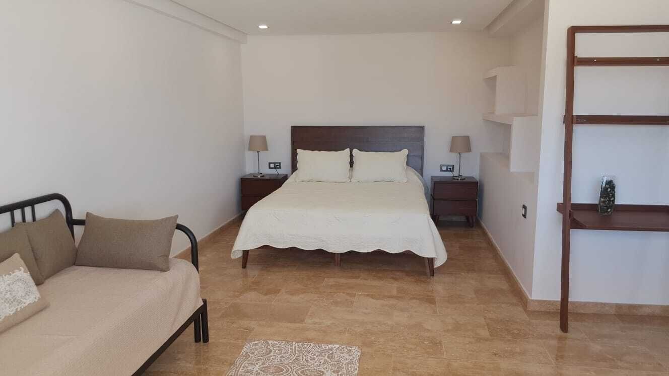 3 chambres, bureau, fer et planche à repasser, lit parapluie