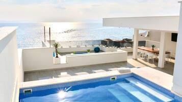 Piscina all'aperto, una piscina riscaldata