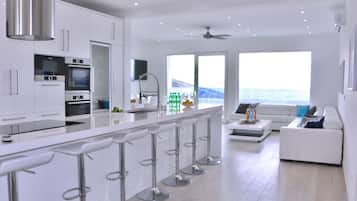 Frigorífico, microondas, horno y placa de cocina