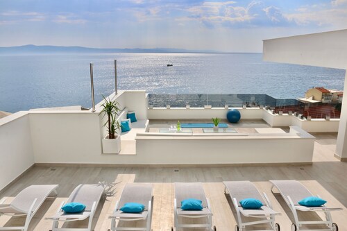 Luxuriös und modern mit Pool, Dachterrasse und Ansichten! Nur wenige Schritte vom Strand entfernt