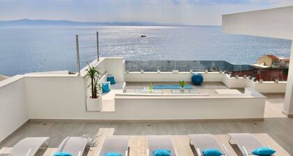 Luxuriös und modern mit Pool, Dachterrasse und Ansichten! Nur wenige Schritte vom Strand entfernt